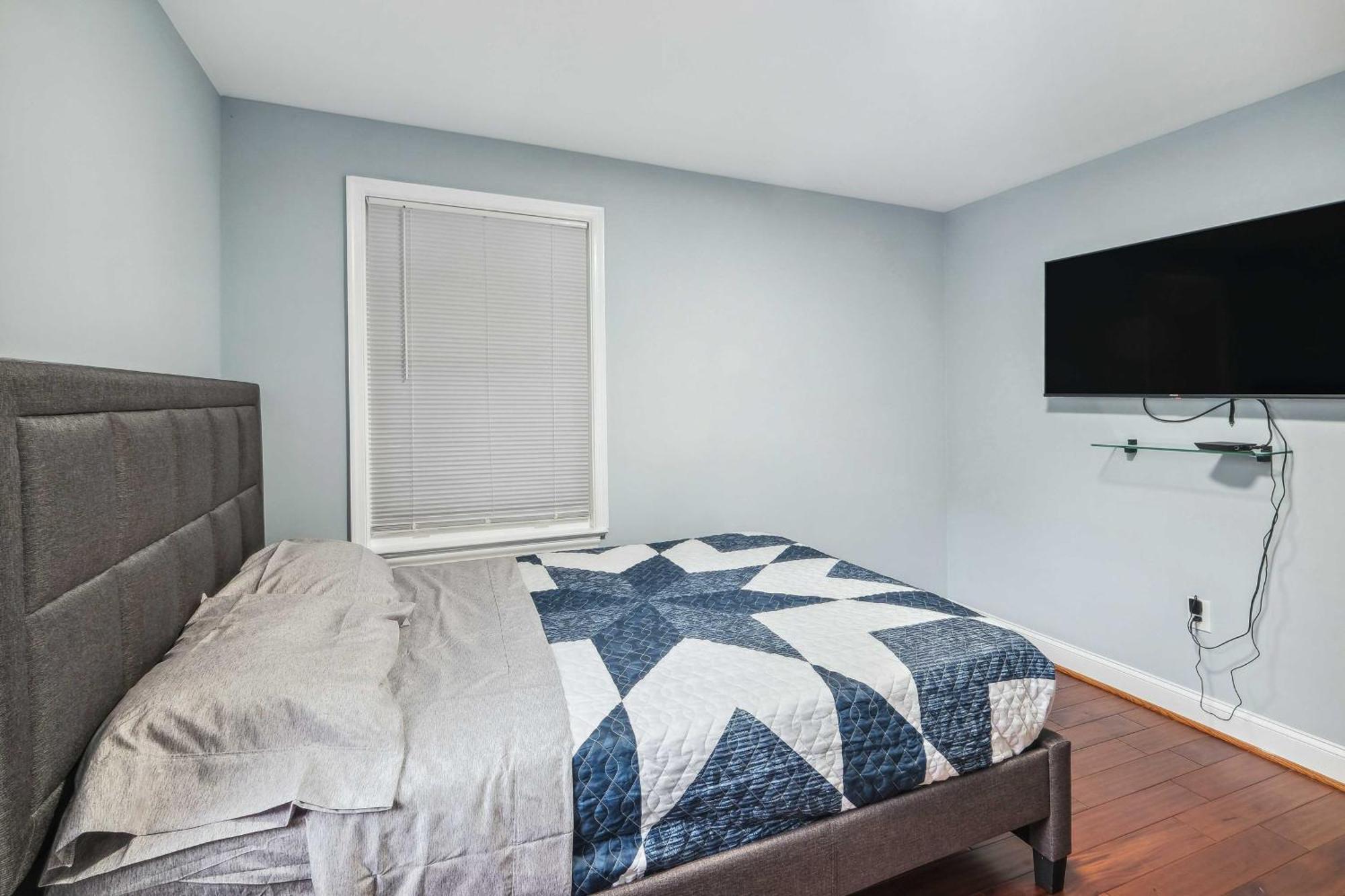 Pet-Friendly Mount Rainier Home With Gas Grill! Exterior photo